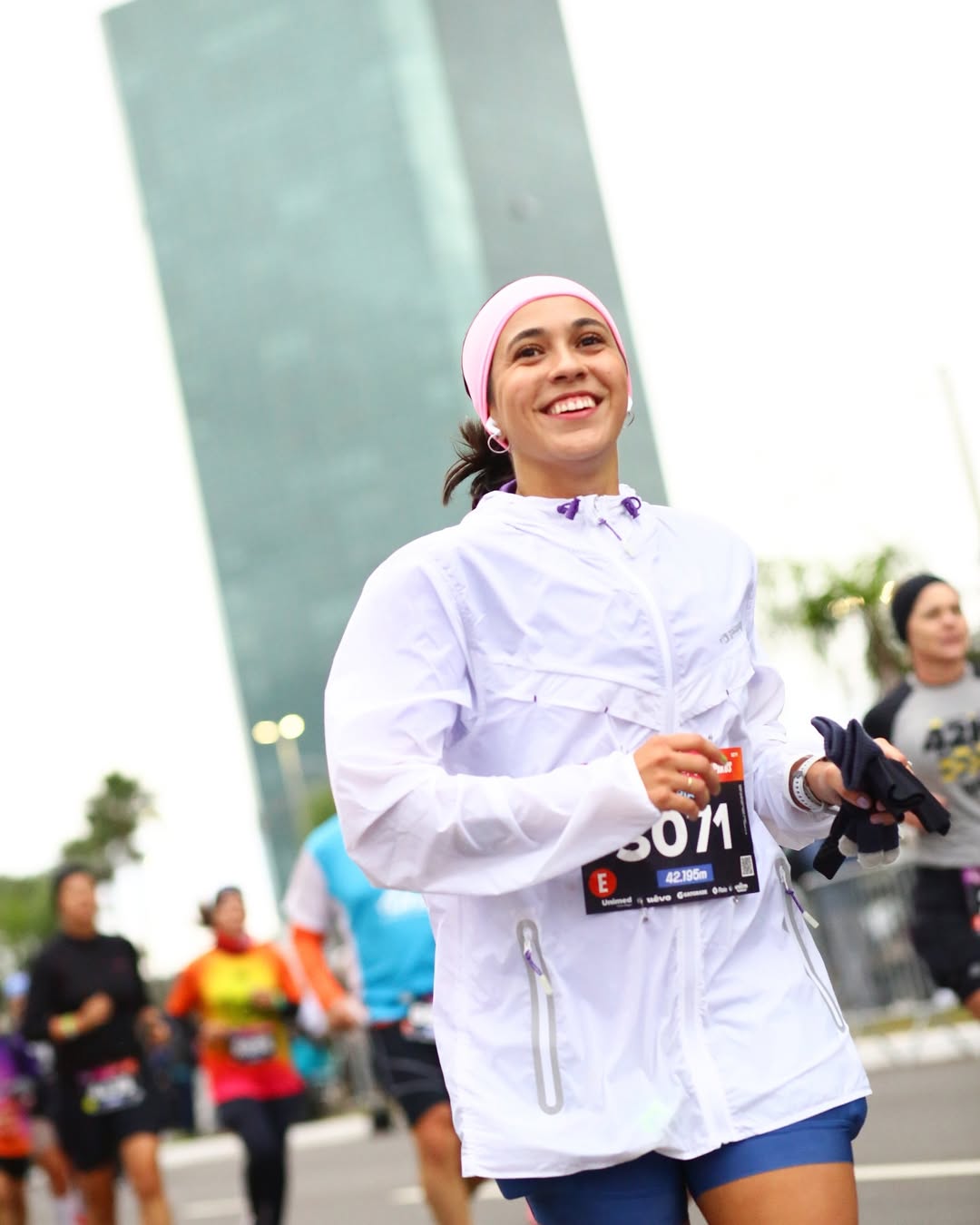 Clarinha sorrindo durante uma corrida
